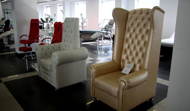 lemur-showroom-kresla-klienta.jpg